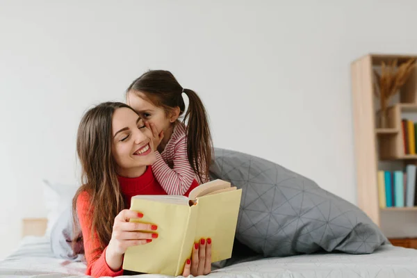 Felice Famiglia Madre Figlia Bambino Lettura Holding Libro Sdraiato Letto — Foto Stock