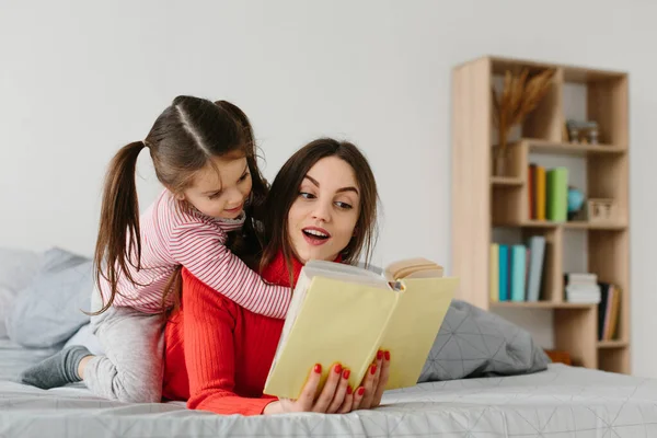 Щаслива Сімейна Мати Дочка Читають Книгу Лежачи Ліжку Усміхнена Мама — стокове фото