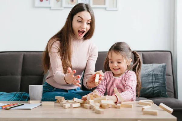 Mamma Figlia Giocano Gioco Tavolo Salotto — Foto Stock