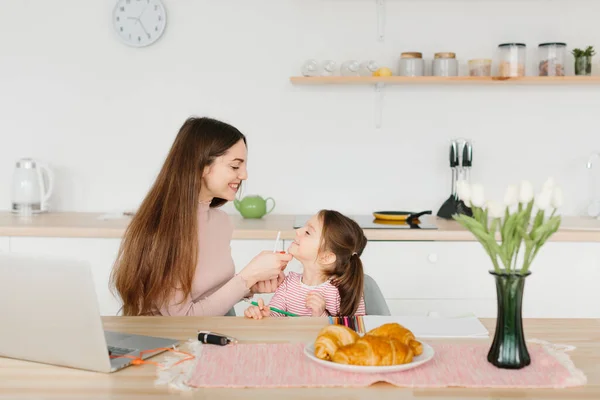 Smiling Pretty Woman Doing Make While Sitting Her Little Daughter — Stock Photo, Image