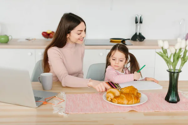 Madre Figlia Che Giocano Mentre Fanno Colazione Cucina — Foto Stock