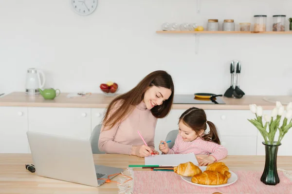 Liebevolle Junge Mutter Und Kleine Vorschultochter Sitzen Tisch Und Zeichnen — Stockfoto