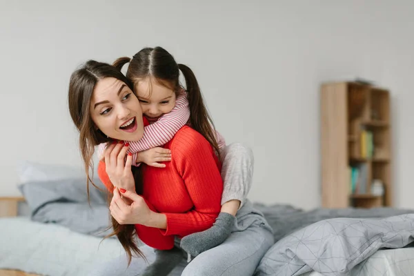 Glücklich Liebende Familie Mutter Und Ihre Tochter Kind Mädchen Spielen — Stockfoto