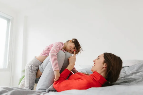 Feliz Familia Amorosa Madre Hija Niña Jugando Abrazándose — Foto de Stock