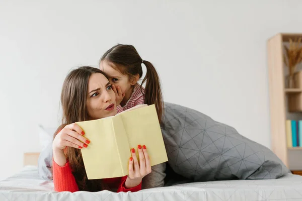 Mutlu Aile Annesi Çocuğu Kitap Okuyor Gülümsüyor Anne Bebek Bakıcısı — Stok fotoğraf