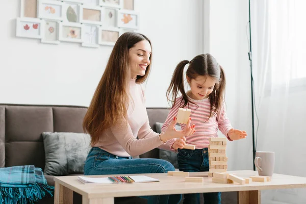 Máma Dcera Hrát Deskovou Hru Obývacím Pokoji — Stock fotografie