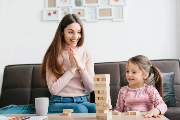 Mamá Hija Juegan Juego Mesa Sala Estar — Foto de Stock