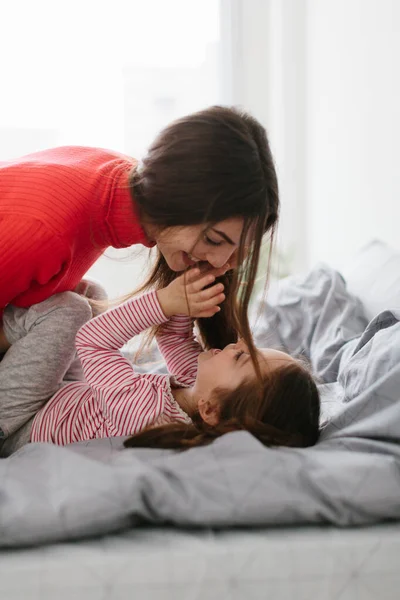 Sevgi Dolu Bir Aile Anne Kızı Oynuyorlar Sarılıyorlar — Stok fotoğraf