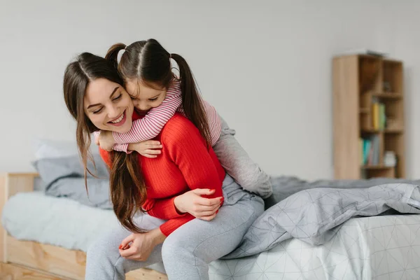 Sevgi Dolu Bir Aile Anne Kızı Oynuyorlar Sarılıyorlar — Stok fotoğraf