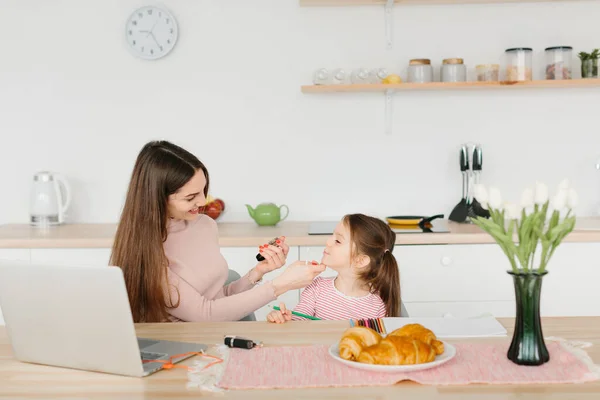 Lächelnde Hübsche Frau Beim Schminken Während Sie Beim Frühstück Mit — Stockfoto