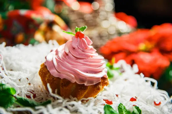 Dolce di vacanza di torta di Natale dessert in decorazioni di anno nuovo — Foto Stock