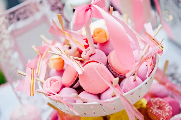 Cupcake rosa e macaron primo piano — Foto Stock