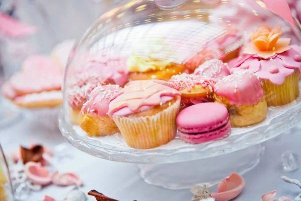 Cupcakes rosados y mesa de postre de macarrones — Foto de Stock