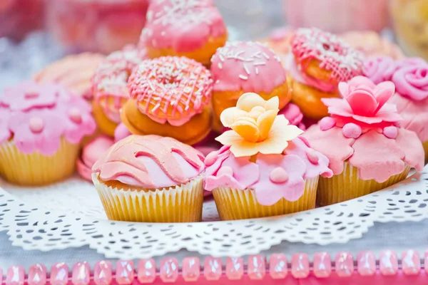 纸杯蛋糕粉红釉与芬芳的玫瑰特写 — 图库照片