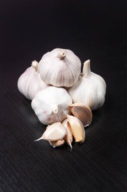 Siyah arka plan üzerine sarımsak yığını