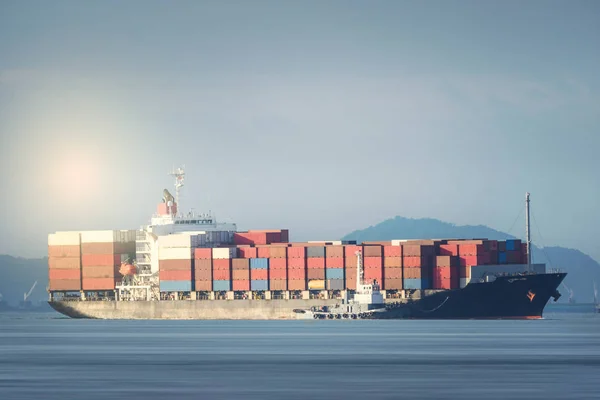 Okyanus römorkör ile lojistik ve taşımacılık uluslararası konteyner kargo gemisi — Stok fotoğraf