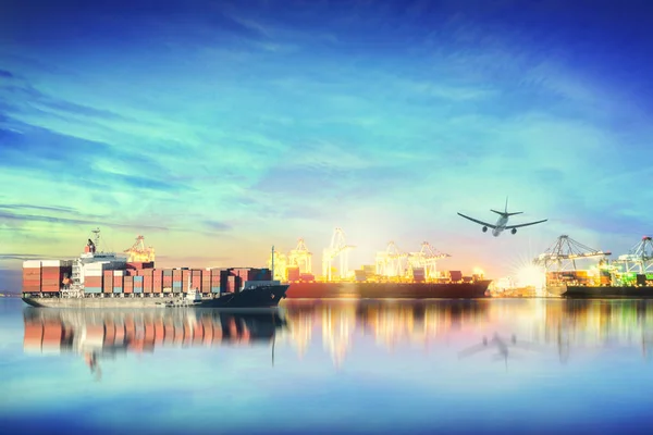 物流・ ポート クレーン国際コンテナー貨物船と貨物機の輸送 — ストック写真