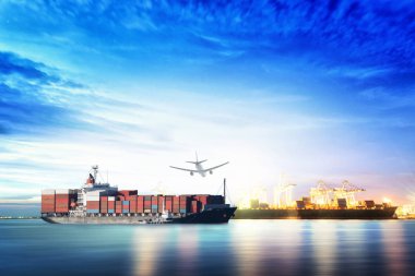 Lojistik ve taşımacılık uluslararası konteyner kargo gemisi ve kargo uçağının bağlantı noktalarıyla Harbor'da günbatımı gökyüzü köprü vinç