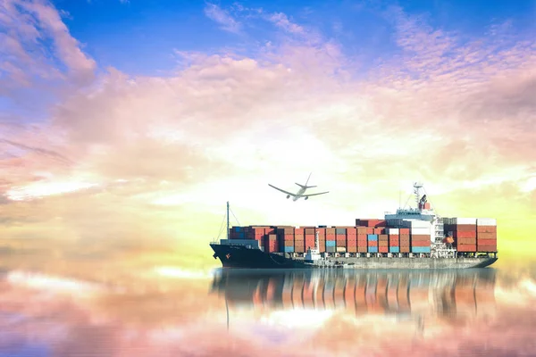 夕焼け空と海での国際コンテナー貨物船と貨物飛行機 — ストック写真