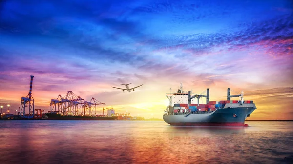 物流和运输的国际集装箱船舶和货物运输机 — 图库照片