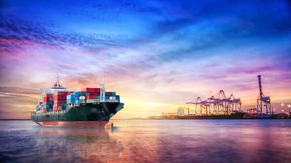 Logistics και μεταφορά του Διεθνούς Εμπορευματικού Πλοίου Εμπορευματοκιβωτίων στον ωκεανό — Φωτογραφία Αρχείου