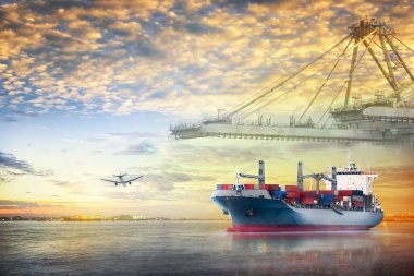 Konteyner kargo gemisi ve kargo uçağı ile bağlantı noktası vinç köprü Harbor