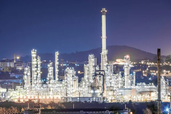 Planta de refinería de petróleo y gas por la noche, fábrica petroquímica — Foto de Stock