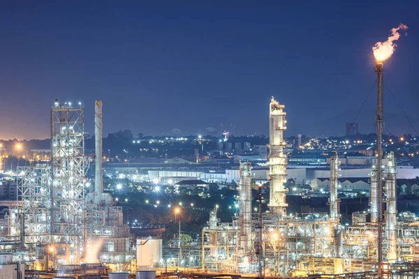 Planta de refinería de petróleo y gas por la noche, fábrica petroquímica — Foto de Stock