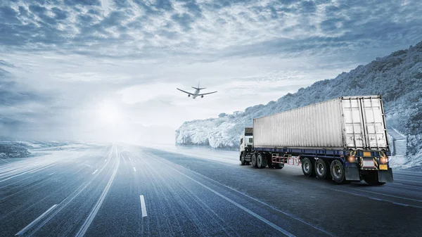Import export achtergrond en vervoer logistiekindustrie van Container vrachtwagen onderweg — Stockfoto