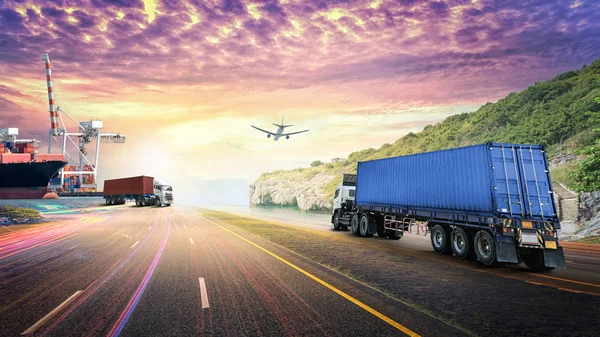 Logistica importazione esportazione sfondo e l'industria dei trasporti di camion container su strada — Foto Stock