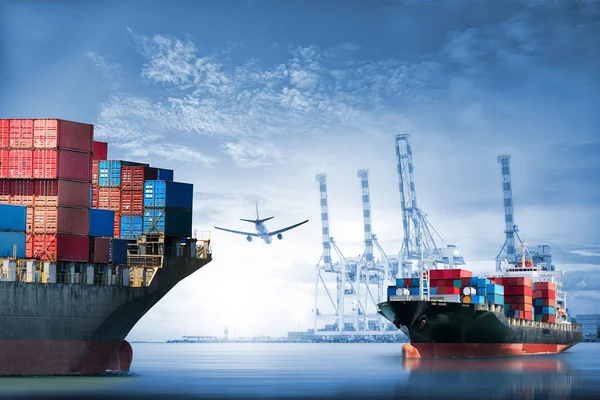 Logística y transporte de contenedores internacionales buque de carga y avión de carga — Foto de Stock