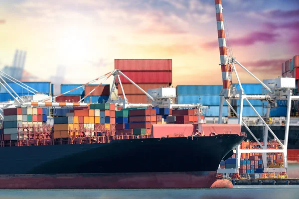 Logística y transporte de buques de carga de contenedores internacionales en el océano — Foto de Stock