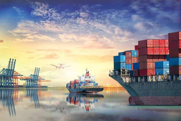 Logistik och transport av International Container fartyg och Last fraktflygplanet i havet — Stockfoto