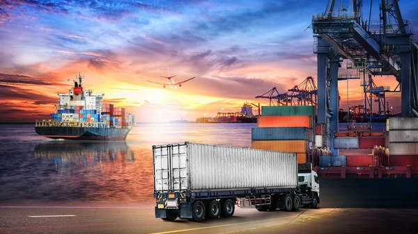 Import eksport tło i transportu branży logistycznej ciężarówka do przewozu kontenerów i statek towarowy — Zdjęcie stockowe
