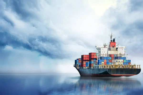 Navio internacional de carga de contentores no oceano, transporte de mercadorias, navio náutico — Fotografia de Stock