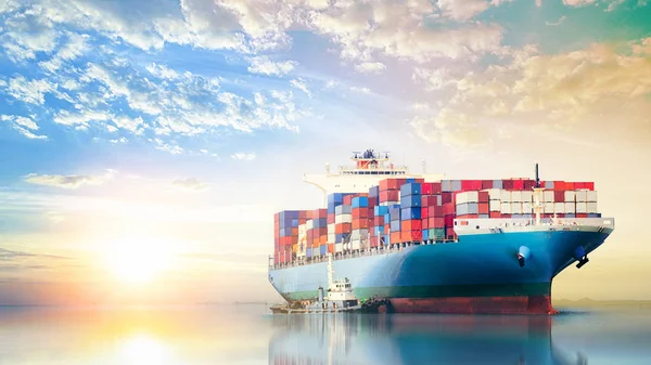 Internationales Containerschiff im Meer bei Sonnenuntergang, Gütertransport, Seeschiff — Stockfoto