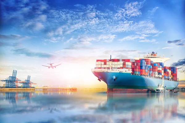 Logistiek en transport van internationale Container schip en de lading vrachtvliegtuig in de Oceaan bij schemering hemel, goederenvervoer, scheepvaart — Stockfoto