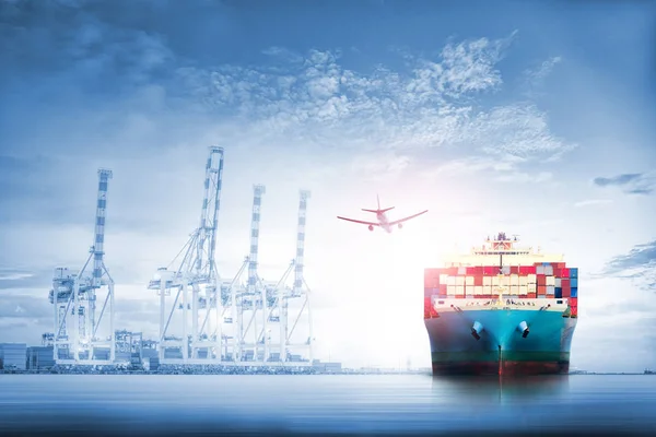 Logistyka i transport międzynarodowy ładunków kontenerowych statków i ładunku płaszczyzny w oceanie Zmierzch niebo, transport, transport — Zdjęcie stockowe