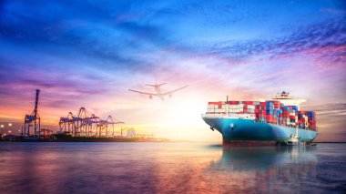 Uluslararası konteyner gemisinin lojistik ve taşımacılığı okyanusta alacakaranlık gökyüzünde, nakliye, nakliye