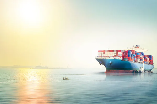 Buque internacional de carga de contenedores en el océano al atardecer, Transporte de mercancías, Buque náutico —  Fotos de Stock