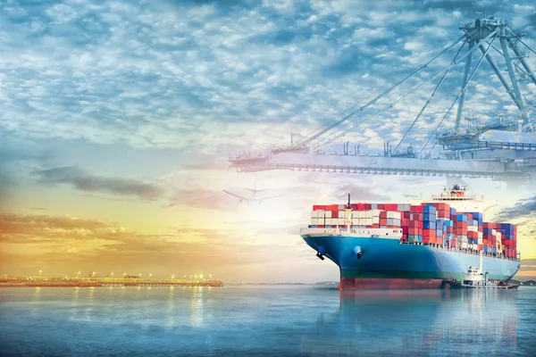 Logistik und Transport von internationalen Containerschiffen im Ozean bei Abenddämmerung, Güterverkehr, Schifffahrt — Stockfoto