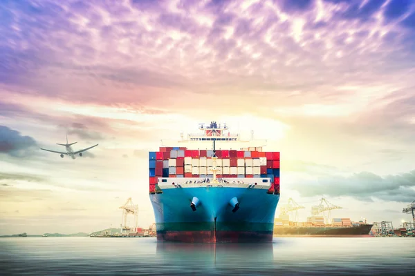 物流・国際コンテナー貨物船と貨物面夕暮れの空、海の輸送貨物輸送, 運送業 — ストック写真