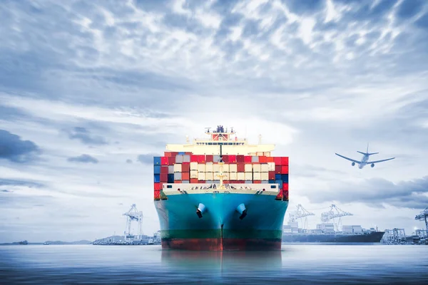 Yük taşıma, nakliye, lojistik ve taşımacılık uluslararası konteyner kargo gemisi ve kargo uçağının okyanusa alacakaranlık gökyüzü, içinde — Stok fotoğraf