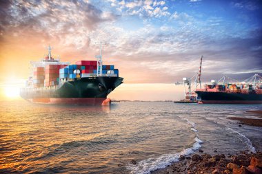 Lojistik ithalat ihracat arka planını Okyanusu günbatımı gökyüzü, yük taşımacılığı, konteyner kargo gemisi