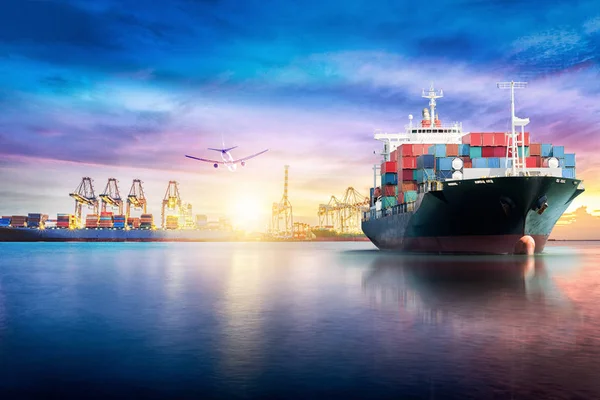 Logística y transporte de buques de carga de contenedores internacionales en el océano en el cielo crepuscular, transporte de mercancías, transporte marítimo —  Fotos de Stock