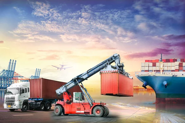 Logistica importazione esportazione sfondo e l'industria dei trasporti di Container camion e nave da carico in porto marittimo al tramonto sfondo — Foto Stock
