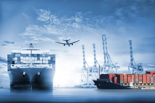 Logistica e trasporto della nave e dell'aereo cargo International Container Cargo nell'oceano al crepuscolo — Foto Stock