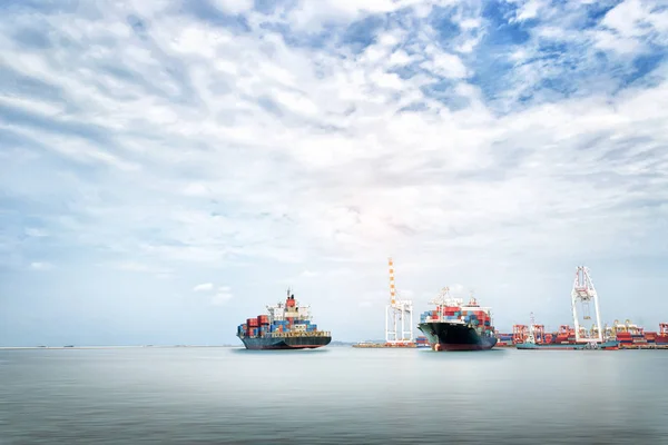 Логістика імпорт експорт тлі контейнер Вантажне судно в портове місто на Синє небо, вантажні перевезення — стокове фото