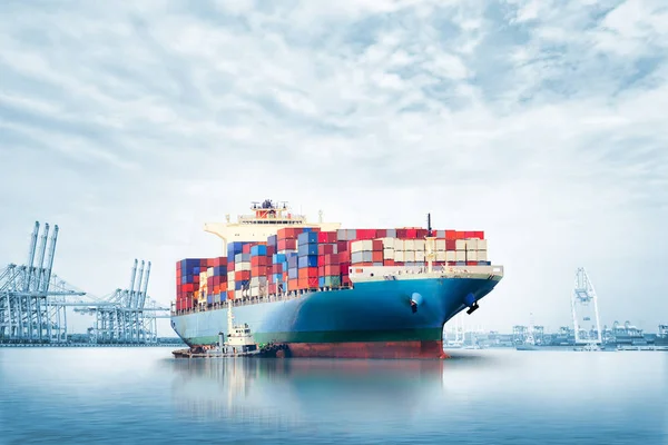 Logistik Import Export Hintergrund des Containerschiffs im Seehafen auf blauem Himmel — Stockfoto