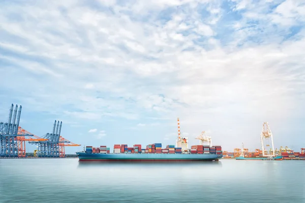 Logistics εισαγωγής εξαγωγής φόντο του κοντέινερ φορτίου πλοίου στο λιμάνι στον γαλάζιο ουρανό — Φωτογραφία Αρχείου